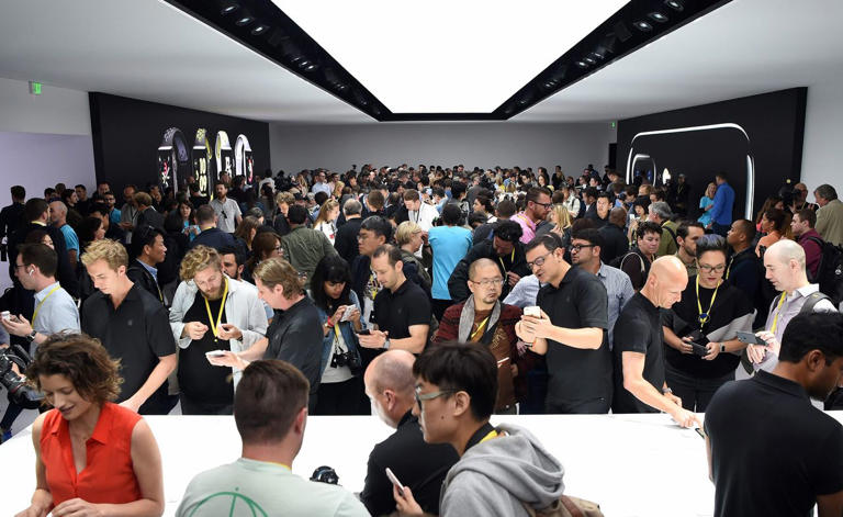 巴菲特从苹果身上赚了1200亿美元，但现在正迎来巨大风险